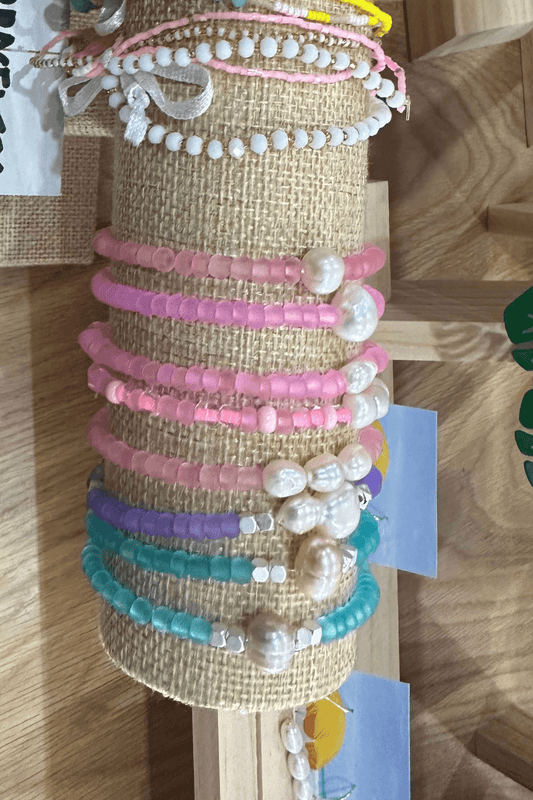 Glass bead bracelet with Freshwater Pearl